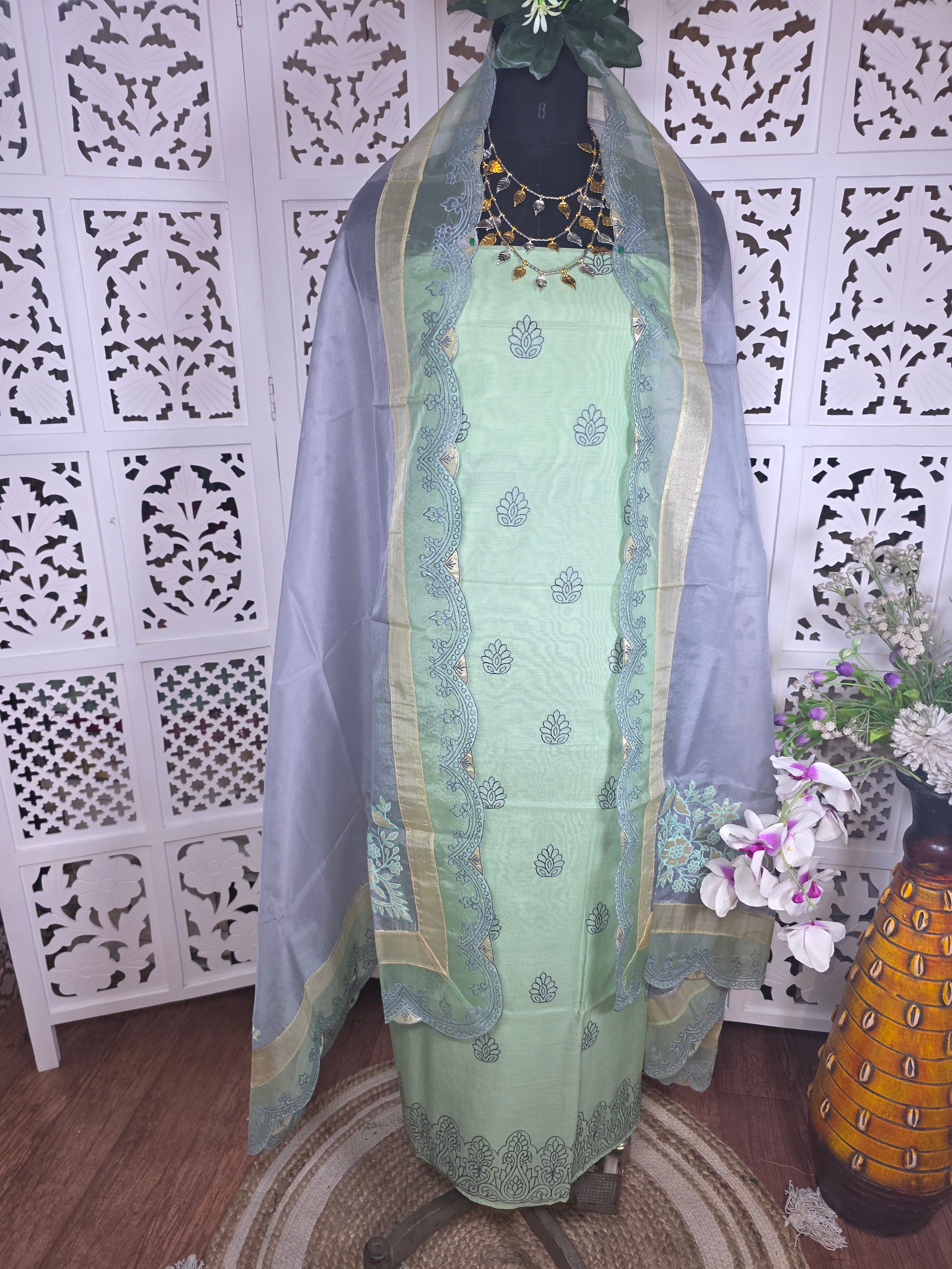 SUIT 016