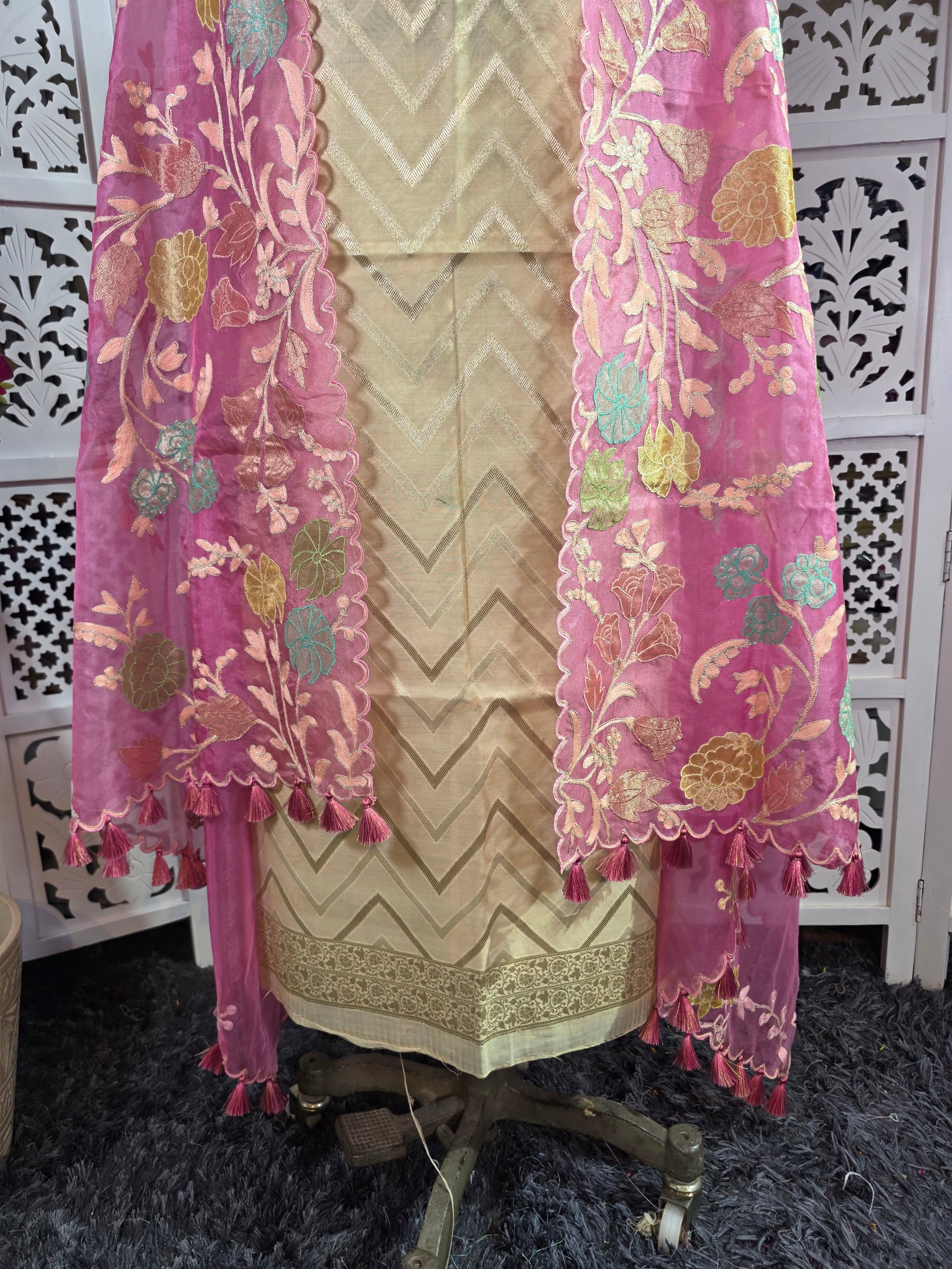 SUIT 030